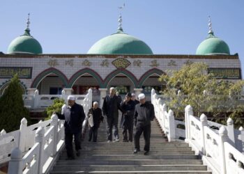 JEMAAH etnik minoriti Hui meninggalkan masjid selepas menunaikan solat di Yinchuan, wilayah Ningxia. - AP