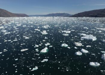 GUNUNG ais mencair di Scoresby Fjord, Greenland. - AFP