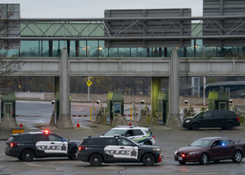 KERETA polis Kanada kelihatan berhampiran sempadan Rainbow Bridge yang melintasi AS di Niagara Falls, Ontario. - AFP