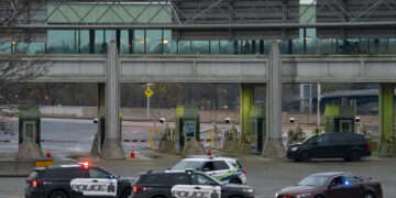 KERETA polis Kanada kelihatan berhampiran sempadan Rainbow Bridge yang melintasi AS di Niagara Falls, Ontario. - AFP