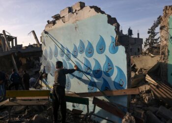 SEORANG kanak-kanak berdiri di celah runtuhan bangunan sekolah ketika gencatan senjata bermula di Rafah di selatan Semenanjung Gaza.-AFP