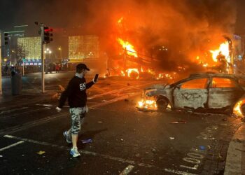 SEBUAH kereta dan bas hangus terbakar akibat insiden rusuhan di persimpangan Bachelors Walk dan Jambatan O'Connell di Dublin, Ireland.-AFP