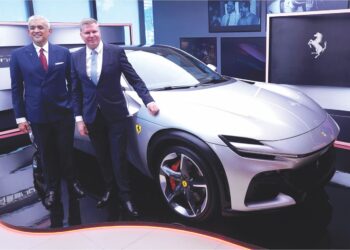 Presiden Ferrari Hab Timur Jauh & Asia Tengah, Dieter Knechtel (kanan) dan Zahir Kelvin Ong Abdullah bersama Ferrari Purosangue 2024 pada pembukaan pusat pameran Ferrari Ital Auto Malaysia di Jalan Ampang, Kuala Lumpur. – UTUSAN/FAUZI BAHARUDIN