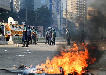 PASUKAN polis berkawal selepas ahli Parti Nasionalis Bangladesh (BNP) mengadakan rusuhan bagi mendesak Perdana Menteri Sheikh Hasina meletak jawatan. - AFP