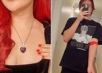 DANI Apples menunjukkan kalung dengan loket mengandungi darah kekasihnya.-AGENSI