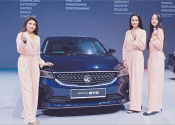 MODEL bersama Proton S70 yang dilancarkan di Axiata Arena Bukit Jalil, semalam. – UTUSAN/M Firdaus M Johari