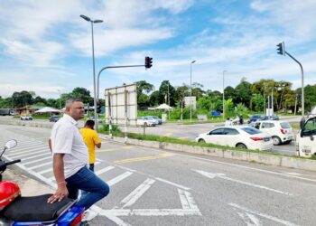 J. ARUL Kumar ketika melihat keadaan trafik di beberapa persimpangan lampu isyarat Jalan Mantin-Pajam-Nilai di Nilai, Seremban yang sering mengalami masalah kesesakan kenderaan.