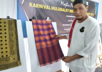 AHMAD Basri Hashim menunjukkan Kain Tenun Punca Potong Kelantan berusia 200 tahun ketika Karnival Hulubaley Bersenu Tanah Jawi di Gelanggang Seni, Kampung Limbat, Pasir Mas semalam. – UTUSAN/ROHANA ISMAIL.