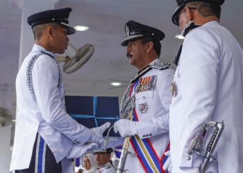 Tan Sri Razarudin Husain pada majlis Majlis Perbarisan Tamat Latihan Program Latihan Asas Kepolisan (PLAK) Inspektor Pelatih Siri 1/2023 di Pusat Latihan Polis (Pulapol) Kuala Lumpur hari ini.