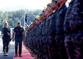 AYOB Khan Mydin Pitchay memeriksa perbarisan pada Majlis Sambutan Hari Ulang Tahun (HUT) 69 Komando ke-54 di Padang Kawad Kem Sultan Nazrin Shah Ulu Kinta di Ipoh hari ini. - UTUSAN/MUHAMAD NAZREEN SYAH MUSTHAFA