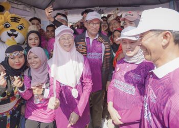 ANWAR Ibrahim merasmikan sambutan November Bulan Keluarga Kebangsaan 2023 di Dataran Putrajaya, Putrajaya semalam. - MINGGUAN/FAISOL MUSTAFA