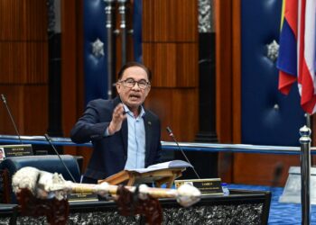 Anwar Ibrahim menjawab soalan pada waktu Pertanyaan-Pertanyaan Perdana Menteri dalam Dewan Rakyat, semalam. 
– JABATAN PENERANGAN MALAYSIA