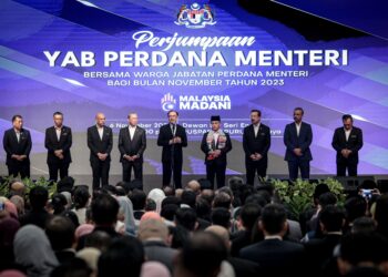 ANWAR Ibrahim berucap dalam perjumpaan Perdana Menteri Bersama Warga JPM, Putrajaya semalam. - UTUSAN/FAIZ ALIF ZUBIR