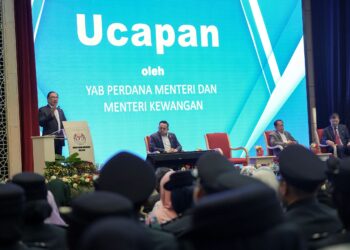 Anwar Ibrahim berucap dalam Majlis Perhimpunan Bersama Warga Kementerian Kewangan di Putrajaya semalam. -UTUSAN/FAISOL MUSTAFA