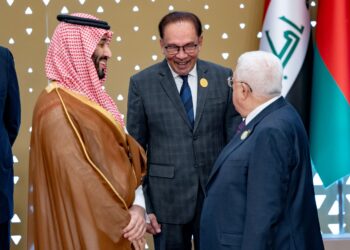 Anwar Ibrahim beramah mesra dengan Putera Mahkota Arab Saudi, Mohammed Bin Salman (kiri) dan Presiden Palestin, Mahmoud Abbas pada Sidang Media Kemuncak Tergempar Pertubuhan Kerjasama Islam (OIC) kali Kelapan di Riyadh, Arab Saudi kelmarin. - PEJABAT PERDANA MENTERI