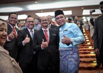 Pkharuddin Ghazali (kanan) beramah mesra dengan para hadirin selepas Bicara Inspirasi Ketua Pengarah Pendidikan Malaysia di Auditorium Kompleks E, Putrajaya, semalam. 
–UTUSAN/FAIZ ALIF ZUBIR