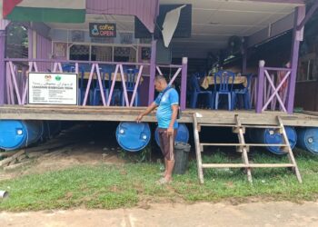 WAN Musnizam Wan Stapa menunjukkan tong dipasang untuk mengapungkan kedai makannya ketika banjir di Kampung Bantal, Ulu Tembeling di Jerantut. – UTUSAN/HARIS FADILAH AHMAD