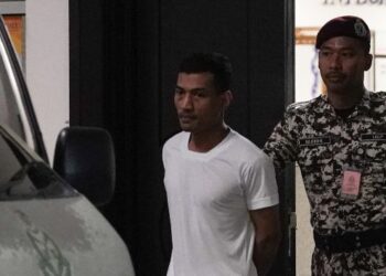 MOHD. Nazarudin Khairudin dibawa keluar oleh kakitangan penjara meninggalkan Mahkamah Persekutuan Putrajaya. - UTUSAN/FAISOL MUSTAFA