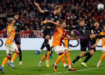 HARRY Kane melonjak tinggi untuk menanduk gol pertama buat Bayern Munich ketika aksi menentang  Galatasaray  bagi aksi Kumpulan A Liga Juara-Juara di Allianz Arena awal pagi tadi.-AFP