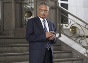 MOHAMED Apandi Ali meninggalkan Istana Kehakiman selepas mendengar keputusan rayuan kes saman fitnahnya Lim Kit Siang di Mahkamah Rayuan, Putrajaya, semalam. - UTUSAN/FAISOL MUSTAFA