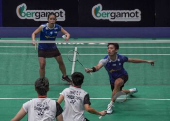 BEREGU negara, Chan Peng Soon/Cheah Yee See menentang Chen Zhi Ray/Yang Ching Tun dalam separuh akhir beregu campuran Kejohanan KL Masters 2023 di Stadium Titiwangsa, Kuala Lumpur, semalam. - UTUSAN/AMIR KHALID