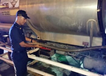 ANGGOTA penguatkuasa melakukan pemeriksaan terhadap tangki sebuah lori selepas dipercayai melakukan penyelewengan diesel bersubsidi di sebuah stesen minyak di Kampar. - UTUSAN/IHSAN KPDN