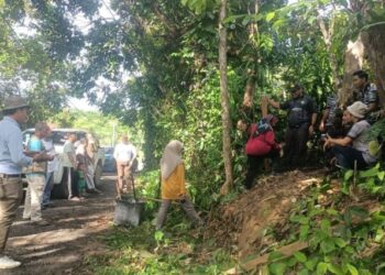 PENDUDUK dan peminat durian dari luar tidak putus-putus datang untuk melihat lebih dekat durian kura-kura di Kampung Sengkela, Raub, Pahang, hari ini. - UTUSAN/HARIS FADILAH AHMAD