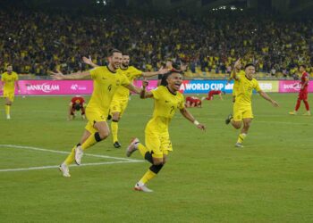 PEMAIN Harimau Malaya, Faisal Halim (tengah) yakin Malaysia mampu bermain di Piala Dunia.