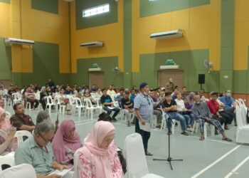 SEBAHAGIAN penduduk Pasir Gudang yang menghadiri sesi Town Hall Isu Kenaikan Cukai Taksiran MBPG bersama Ahli Parlimen Pasir Gudang di Dewan Serbaguna Taman Scientex.