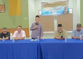 HASSAN ABDUL KARIM  berucap pada Sesi Town Hall Isu Kenaikan Cukai Taksiran MBPG bersama Ahli Parlimen Pasir Gudang di Dewan Serbaguna Taman Scientex. Pasir Gudang.