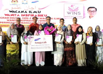 PENERIMA Anugerah Ikon Usahawan Kemas, Nur Zulaikha Zakaria (lima dari kiri) bergambar bersama penerima ikon negeri sempena Program Wacana Ilmu Wanita Inspirasiku (WINS) di Angsana Johor Bahru Mall, Johor.Bahru.