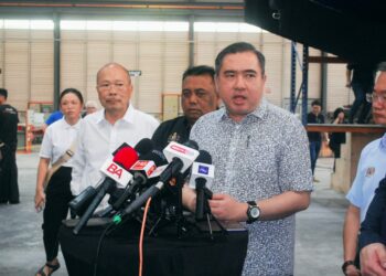 ANTHONY Loke Siew Fook dalam sidang akhbar selepas merasmikan Majlis Pelancaran Bot Hydroglyder menggunakan teknologi elektrik di Batu Berendam, Melaka. - UTUSAN/AMRAN MULUP