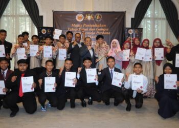 ON JABBAR (tengah) bergambar bersama-sama sebahagian pelajar yang menerima Sijil Pentauliahan Tahap Gangsa dan Perak Anugerah Remaja Perdana Rakan Muda (ARPRM) Peringkat Negeri Johor 2023 di Bangunan Sultan Ismail, Kota Iskandar.