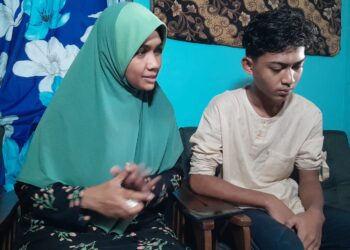 NORDIANA MOHD. NAIM bersama anaknya ketika ditemui di rumah orang tuanya di Felcra Sungai Ara, Kota Tinggi.