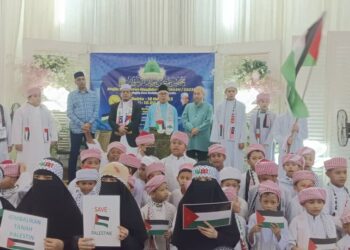 HASSAN ABDUL KARIM (tengah, belakang) bersama-sama pelajar tahfiz dalam Majlis Sambutan Maulidur Rasul 1445/2023M dan Majlis Doa Solidariti Palestin di Dewan Mawaddah Masjid Bandar Seri Alam, Pasir Gudang.