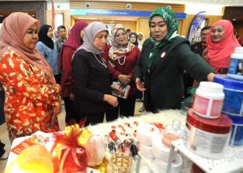 NANCY SHUKRI (tengah) melawat gerai pameran sempena Program Jerayawara Kasih KPWKM@Advokasi Antigangguan Seksual di Pusat Konvokesyen Antarabangsa Persada Johor, Johor Bahru.