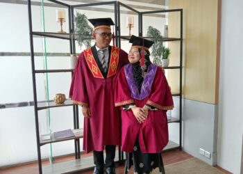 ADAM EZANIZ MOHD. NIZAM dan Nur Farah menerima ijazah sarjana dalam Majlis Konvokesyen Ke-67 UTM, Skudai, Johor Bahru.