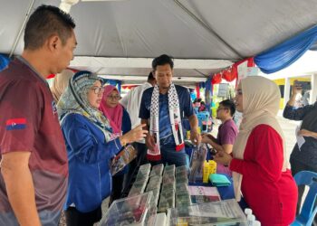 HASRUNIZAH HASSAN (tengah)  melawat gerai pameran program Pontian di Hatiku di Rumah Pangsa Taman Megah, Pontian.