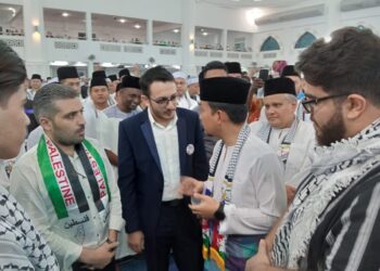 ONN HAFIZ GHAZI bertemu dengan penuntut Palestin yang turut bersama pada program Solidariti Bangsa Johor Untuk Palestin di Masjid Sultan Iskandar, Bandar Dato' Onn, Johor Bahru.