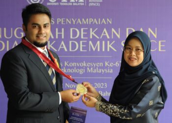 MUHAMMAD RAZIF SHAH  ABDUL LATIF menunjukkan pingat kepada isterinya, Nurul Amira Osman pada Majlis Penyampaian Anugerah Dekan dan Hadiah Akademik Sekolah Pendidikan Profesional dan Pendidikan Berterusan (UTM SPACE) sempena Majlis Konvokesyen Ke-67 UTM di Pulai Spring Resort, Skudai, Johor Bahru.