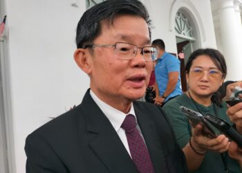 CHOW Kon Yeow ketika ditemui pemberita pada sidang DUN Pulau Pinang di George Town, Pulau Pinang, hari ini.