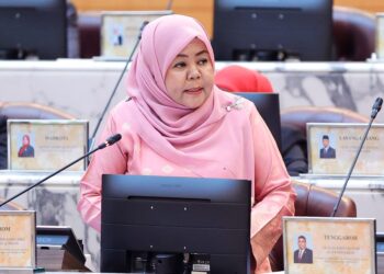 KHAIRIN NISA ISMAIL menjawab soalan pada Sidang DUN Johor di Kota Iskandar, Iskandar Puteri.