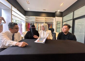 MARIYAH YAAKOB (dua dari kanan) berbincang dengan peguam syarikat, Sharifuddin Liwan dalam sidang akhbar di Skudai, Johor Bahru.