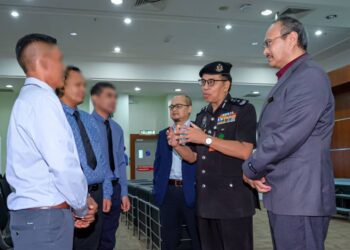 PENGARAH Penjara Melaka, Roslan Mohamed (dua kiri) bersama Pengarah Perkeso Melaka, Abd. Razak Omar (kanan) dan Hizwani Hassan (kiri) berbual bersama OBB selepas Majlis Graduasi Program Heads Up Second Chance 2023 di Wisma Perkeso, Ayer Keroh, Melaka. - UTUSAN/SYAFEEQ AHMAD