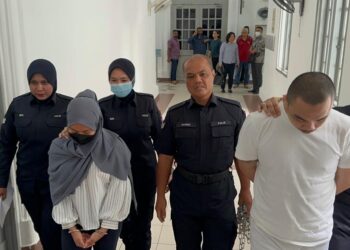 BARTOLOMEUS FRANSCEDA (dua dari kanan) dan isterinya, Ekalia diiring anggota polis keluar dari Mahkamah Tinggi Johor Bahru selepas menukar pengakuan bersalah atas pertuduhan membunuh majikannya, tiga tahun lalu.