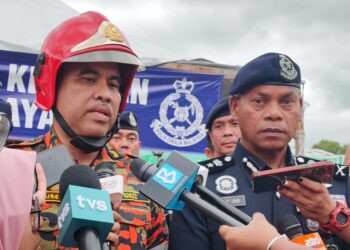 MOHAMAD USUF JAN Mohamed (kanan) dan Zulfahmi Sutaji dalam sidang akhbar berkenaan tragedi runtuhan tiang rasuk konkrit di Batu Maung, Bayan Lepas, Pulau Pinang, hari ini.