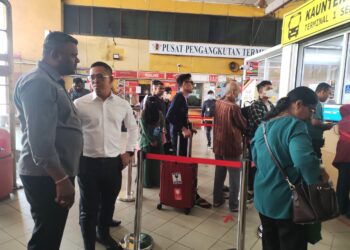 J. ARUL Kumar (kiri) melihat operasi sistem jualan tiket berpusat (CTS) yang mula dilaksanakan di Pusat Pengangkutan Terminal 1, Seremban sejak kelmarin.-UTUSAN/BADRUL HAFIZAN MAT ISA