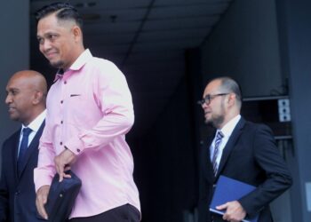 ROSLAN Sam (dua dari kiri) selepas dilepas dan dibebaskan oleh Mahkamah Majistret Seremban hari ini atas pertuduhan mengambil dadah tiga tahun lalu.-UTUSAN/MOHD. SHAHJEHAN MAAMIN