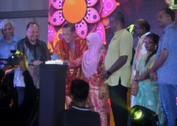 AMINUDDIN Harun (tiga dari kiri) ketika merasmikan penganjuran Karnival Deepavali Negeri Sembilan 2023 di Taman AST, Seremban, semalam.-UTUSAN/MOHD. SHAHJEHAN MAAMIN.