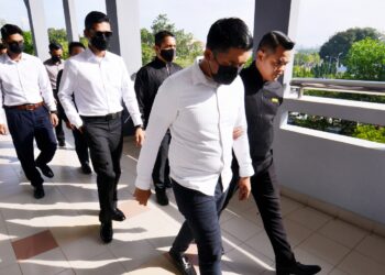 EMPAT orang anggota polis dari Balai Polis Gemencheh, Tampin didakwa di Mahkamah Sesyen Seremban hari ini atas dua pertuduhan meminta dan menerima rasuah bagi melepaskan tahanan berkaitan kes dadah pada bulan Ogos lalu.-UTUSAN/MOHD. SHAHJEHAN MAAMIN.